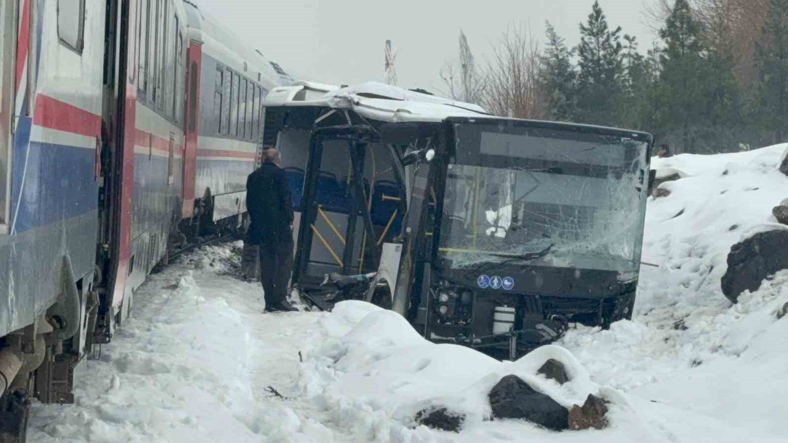 Hemzemin geçitte trenle çarpışan belediye otobüsünün sürücüsü yaralandı