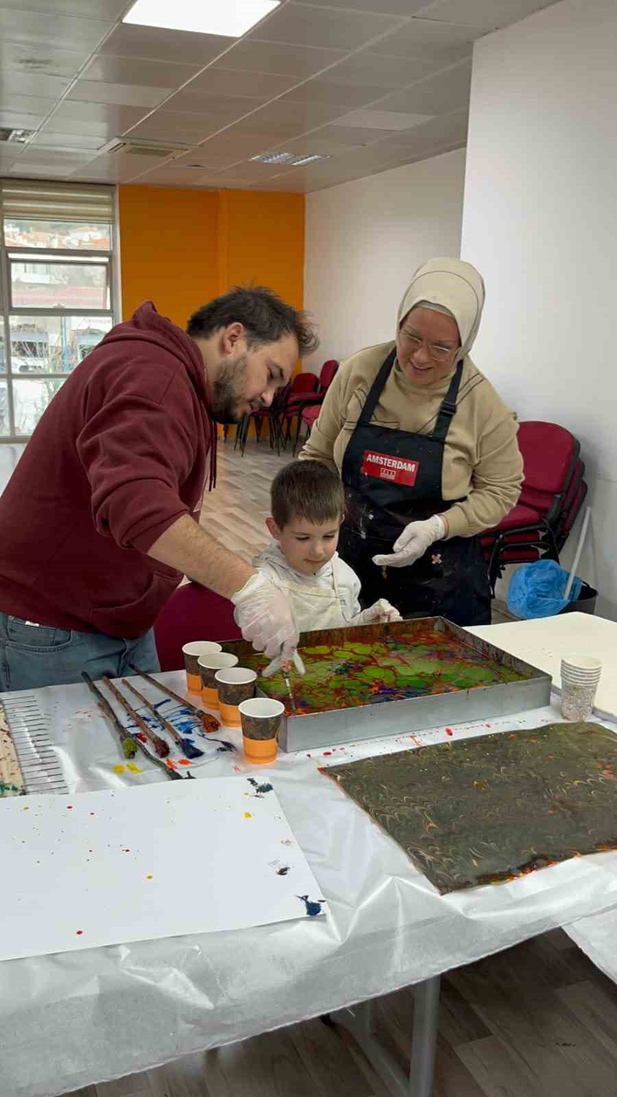 Muğla&rsquo;da aileler ve &ccedil;ocuklar ebru sanatıyla renklerin yolculuğuna &ccedil;ıktı
