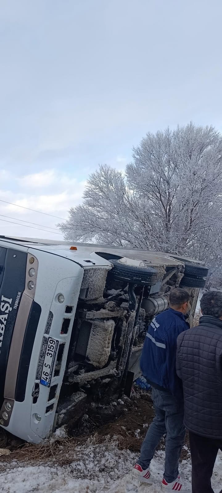 Elbistan-&Ccedil;oğulhan karayolunda iş&ccedil;i servisi devrildi
