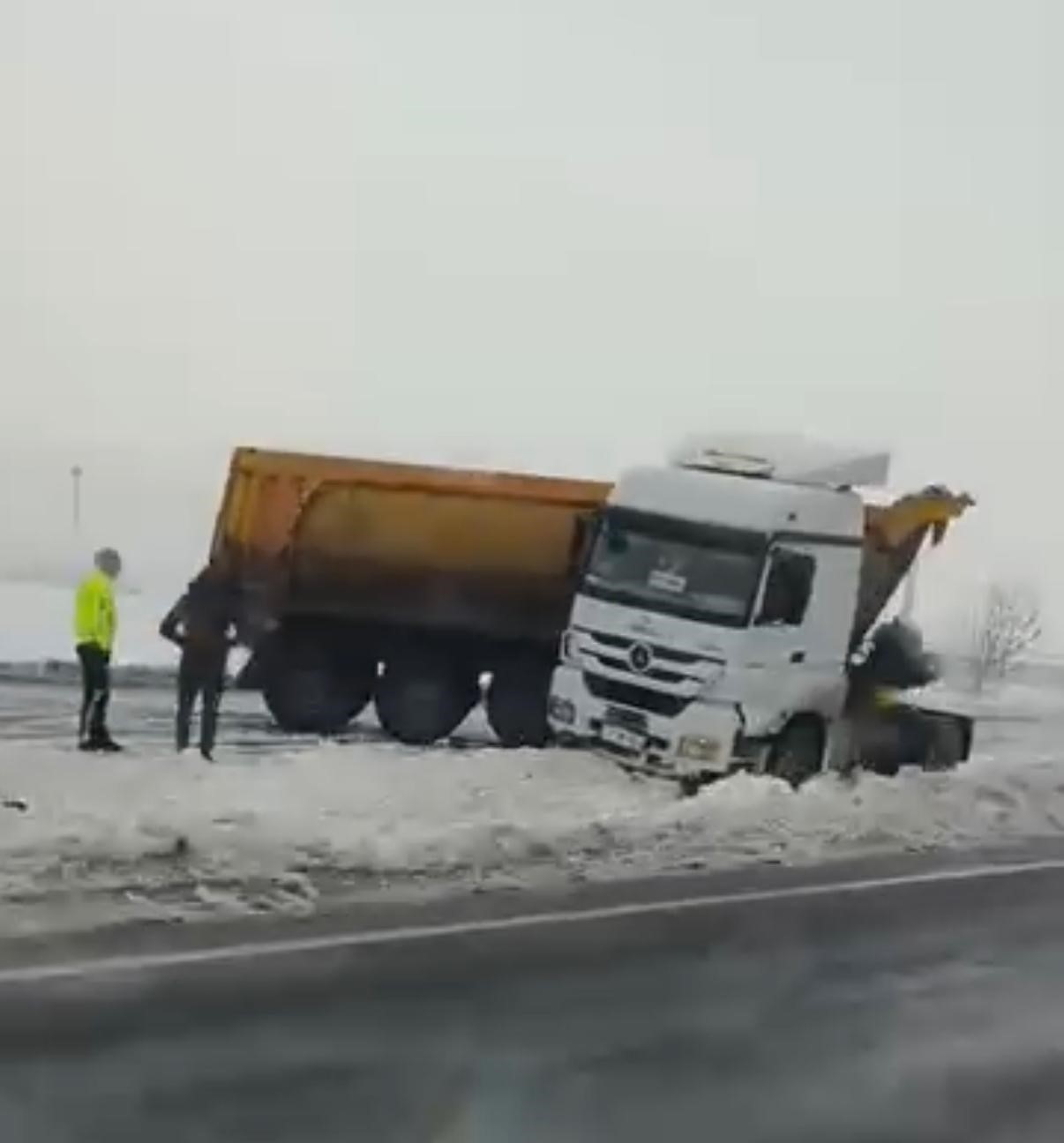 Diyarbakır’da aynı güzergahta 5 araç kazaya karıştı