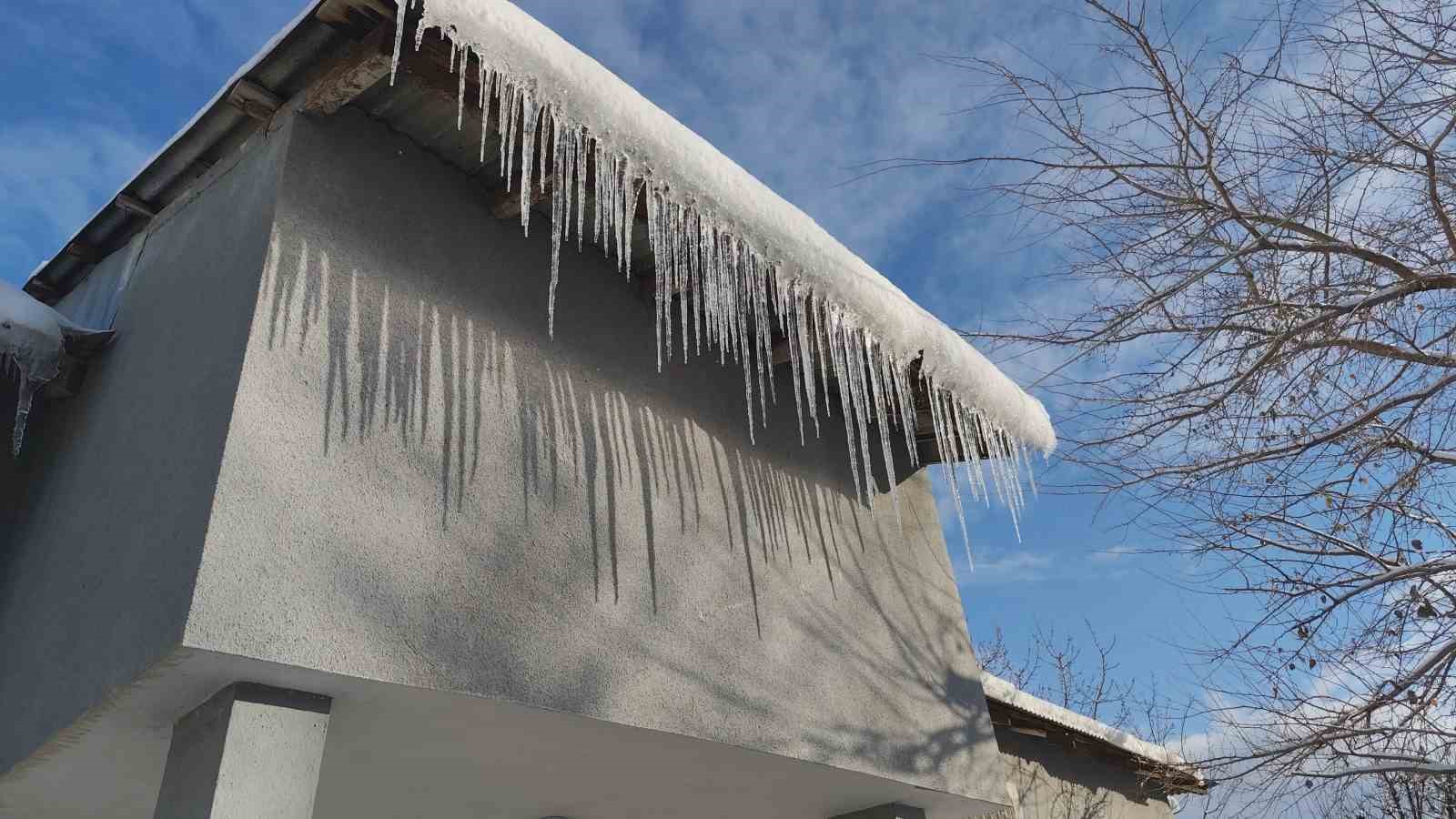 Erciş’te buz sarkıtları tehlike saçıyor