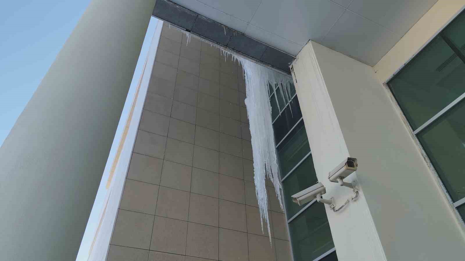 Erciş&rsquo;te buz sarkıtları tehlike sa&ccedil;ıyor
