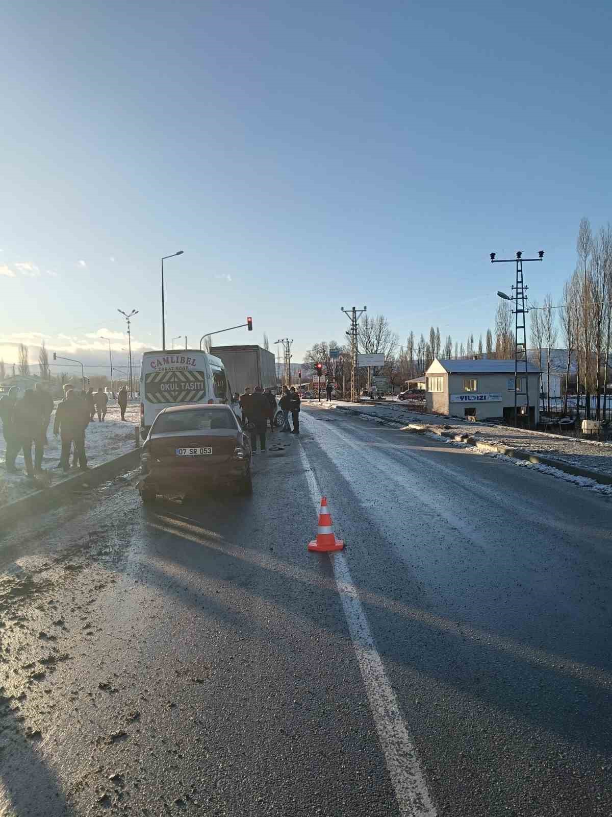 Tokat&rsquo;ta buzlanma zincirleme kazaya oldu, 5 ara&ccedil; birbirine girdi
