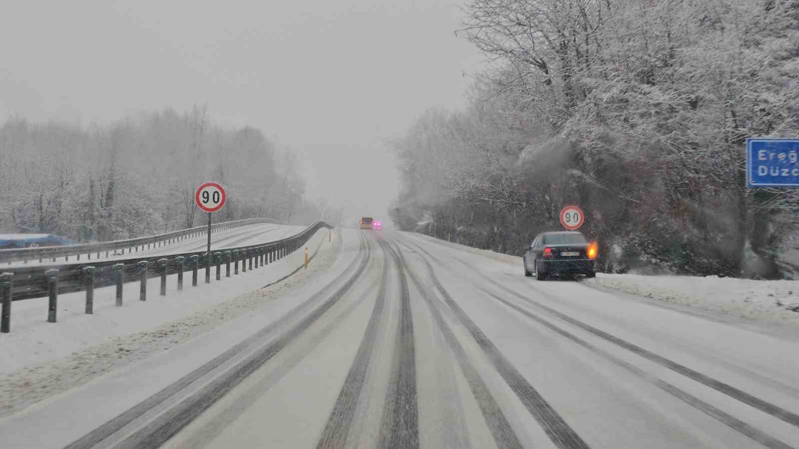 Zonguldak&rsquo;ın y&uuml;ksek kesimlerinde kar yağışı etkili oldu
