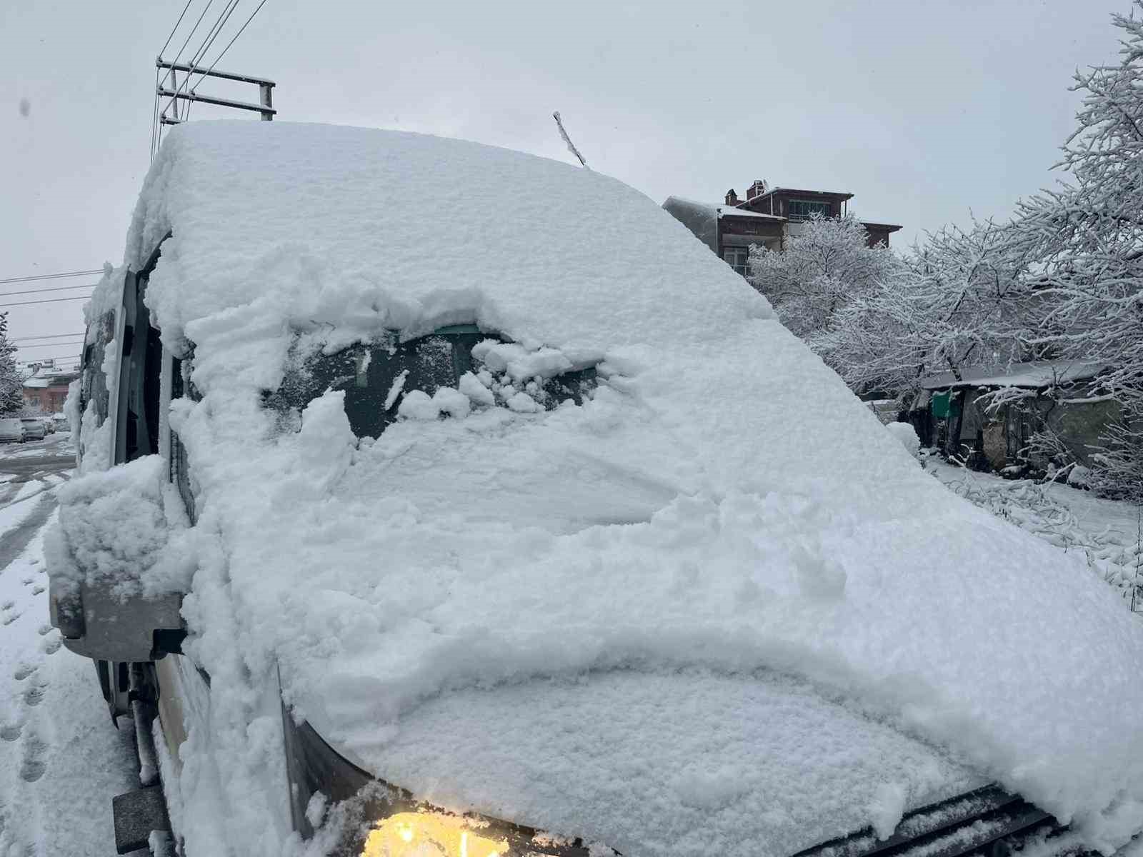 Tavşanlı&rsquo;da şehir i&ccedil;i ve y&uuml;ksek kesimler beyaza b&uuml;r&uuml;nd&uuml;
