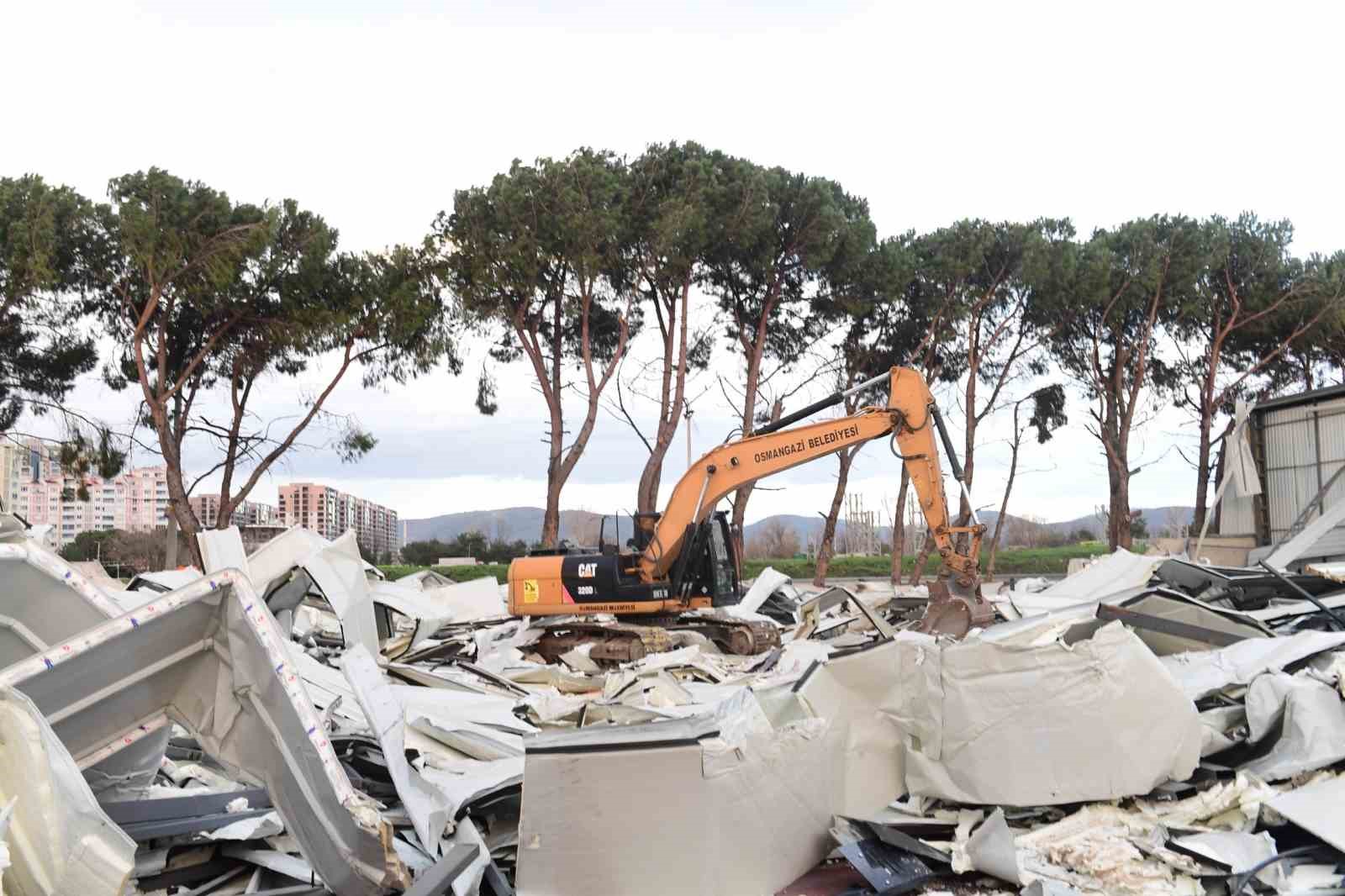 Tarım arazisine ka&ccedil;ak yapılan depolar yıkıldı
