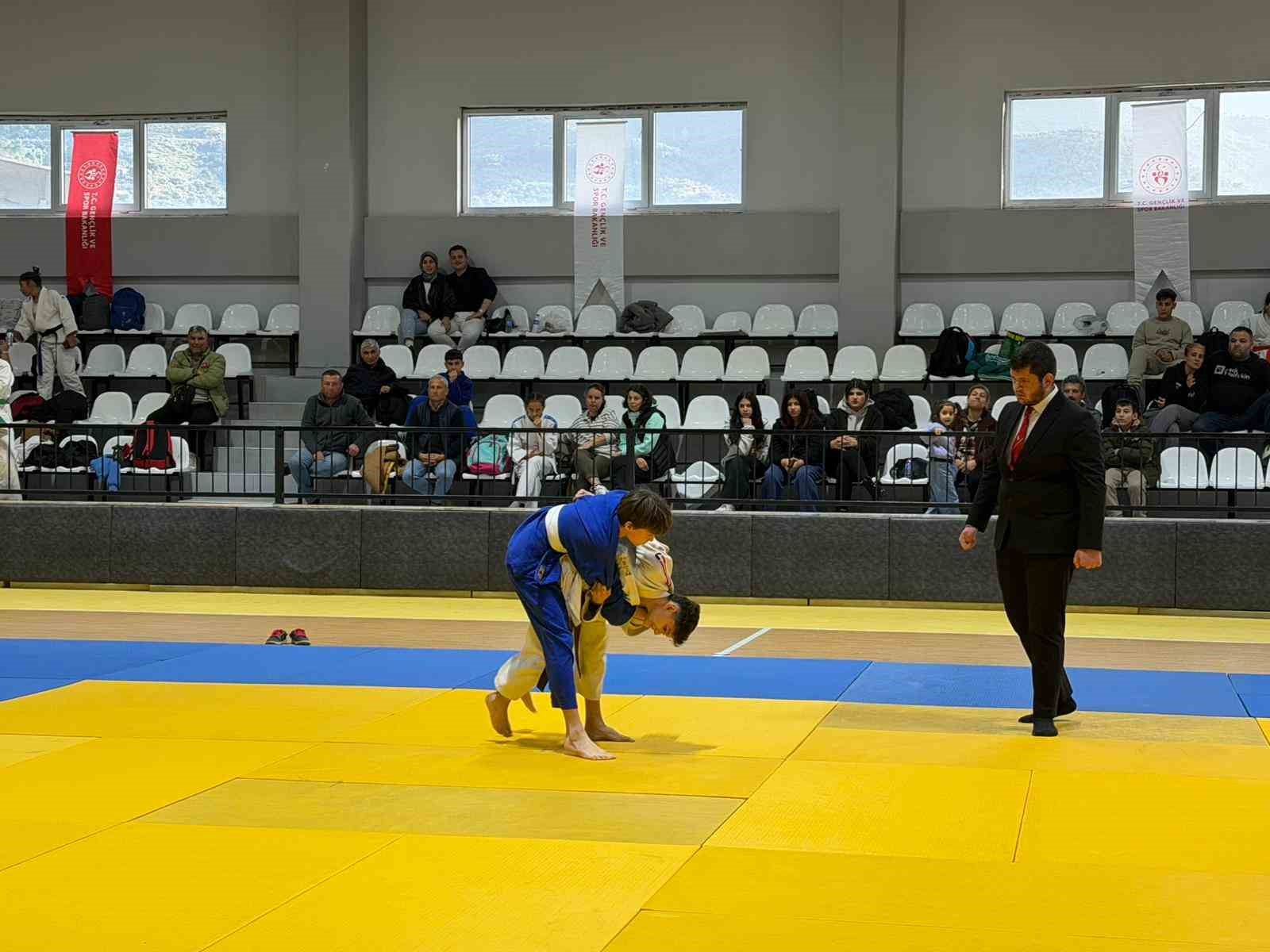 Yıldız judocular Ko&ccedil;arlı&rsquo;da mindere &ccedil;ıktı
