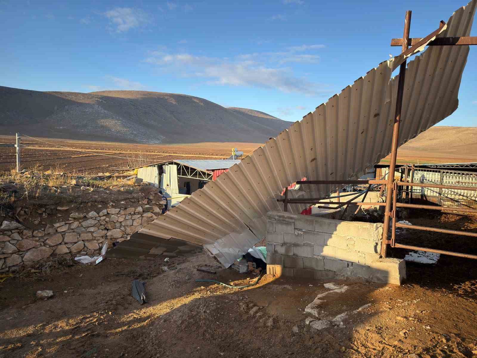 Karaman’da fırtınada uçan çatının altında kalarak yaşamını yitirdi