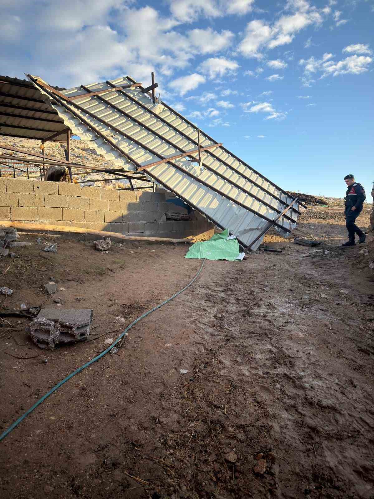 Karaman&rsquo;da fırtınada u&ccedil;an &ccedil;atının altında kalarak yaşamını yitirdi
