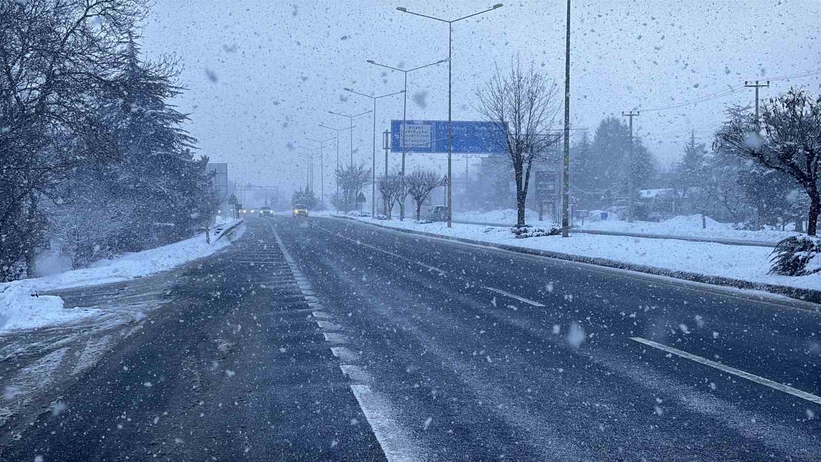 Bolu’da kar yağışı etkili oluyor