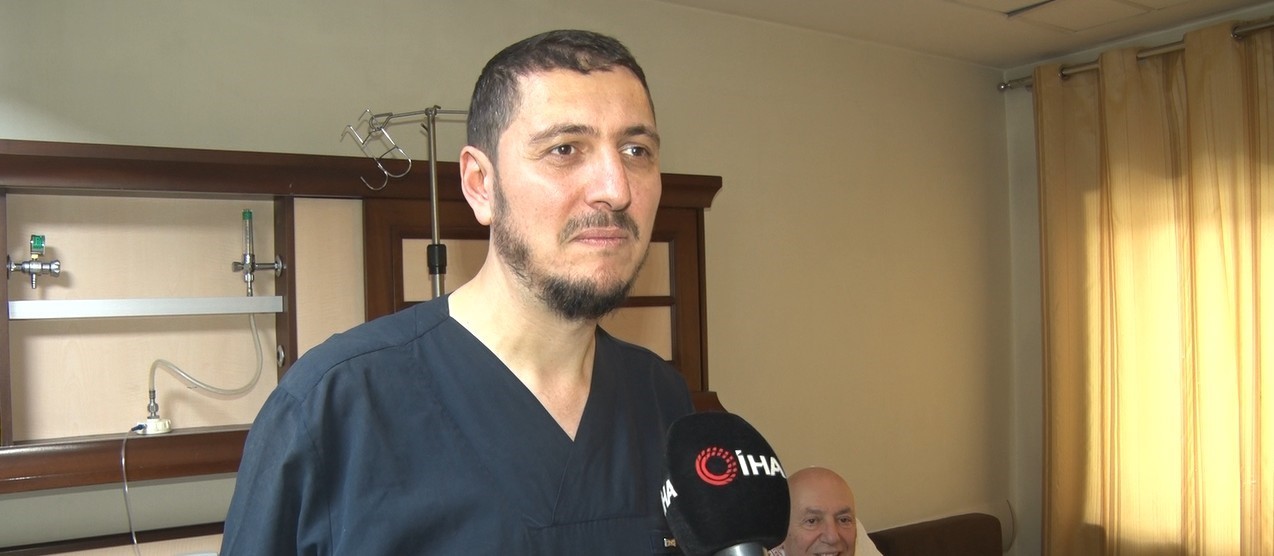 75 yaşında &lsquo;minimal invaziv&rsquo; y&ouml;ntemiyle bypass olan hastaya doktorlardan mesaj: "Bu seni 40 sene g&ouml;t&uuml;r&uuml;r"
