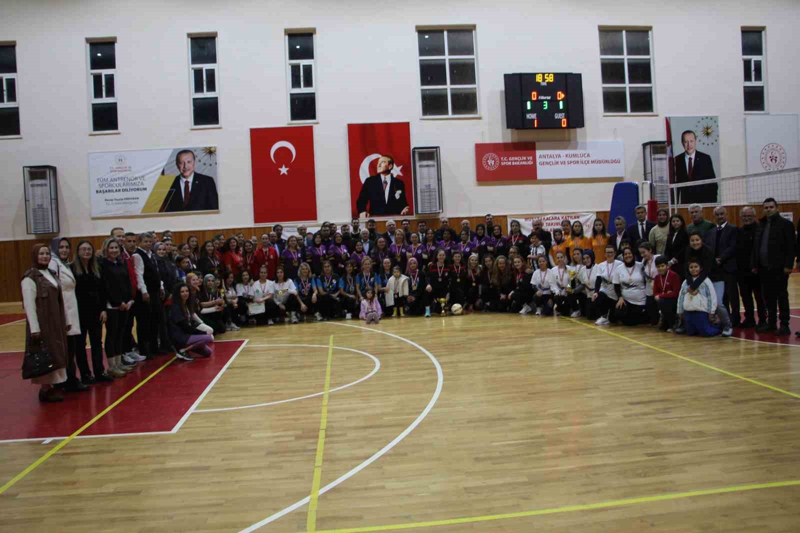 Kumluca’da kadınlar öğretmenler arasında düzenlenen voleybol turnuvası sona erdi
