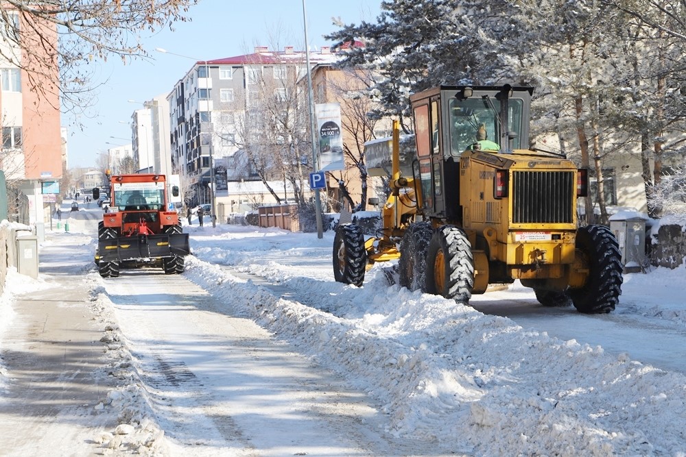 Belediye Ekipleri&rsquo;nden hummalı kar temizliği &ccedil;alışması
