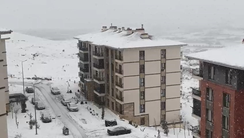 Elazığ&rsquo;da kar yağışı aralıklarla s&uuml;r&uuml;yor
