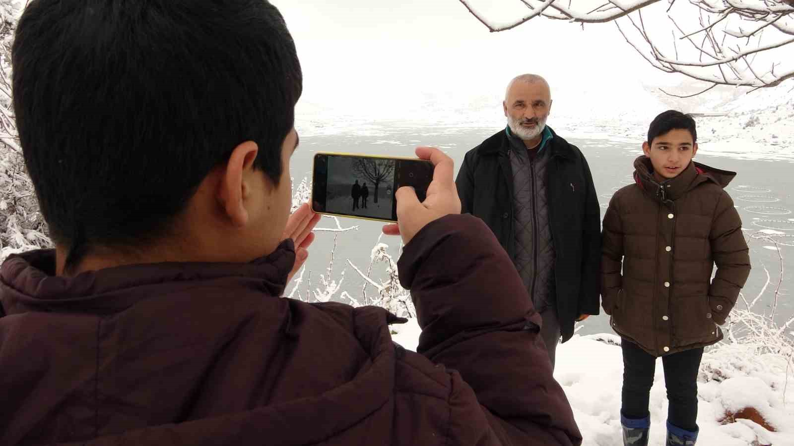 Adıyaman&rsquo;da &Ccedil;at Barajı&rsquo;nın y&uuml;zeyi buz tuttu
