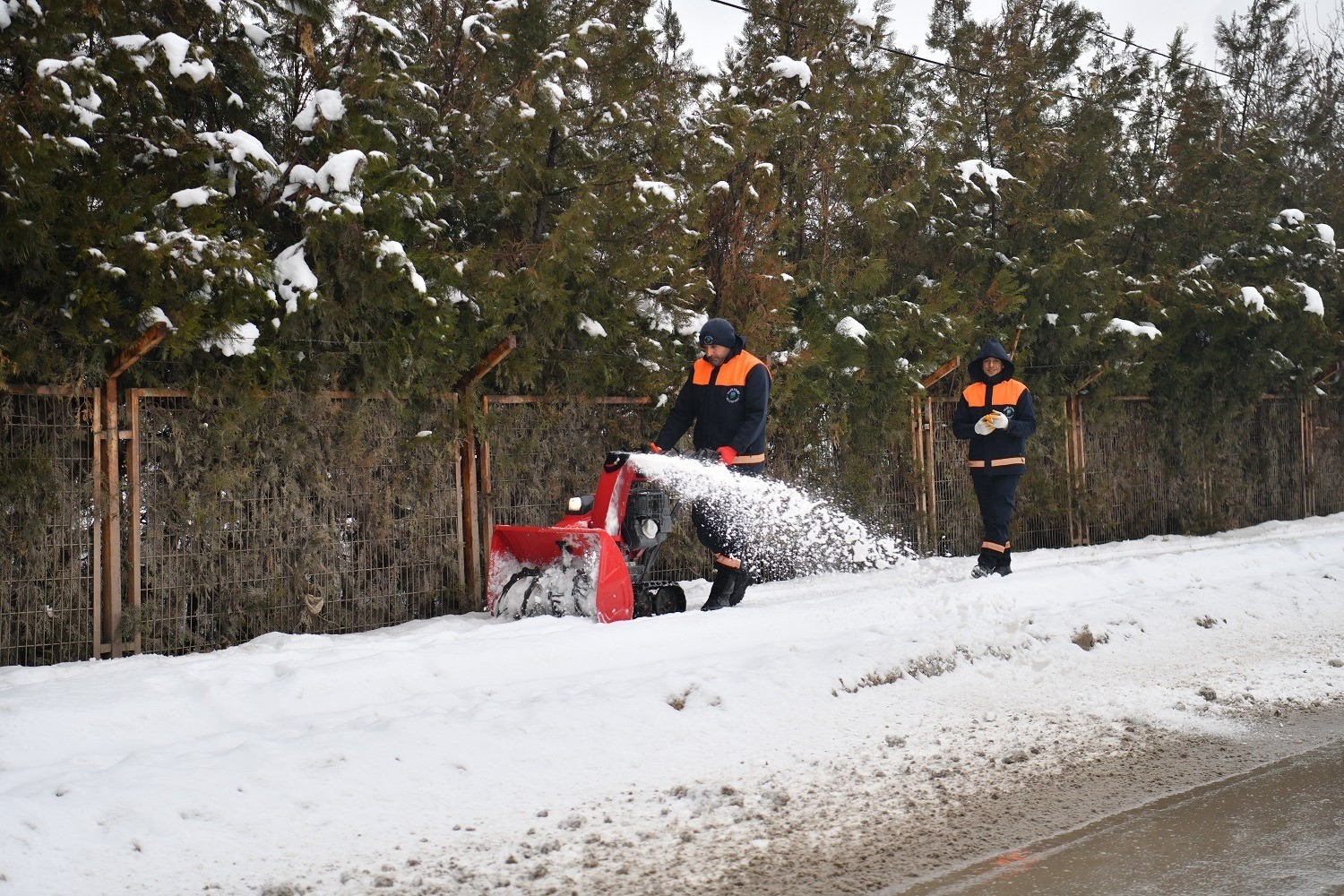 Yeşilyurt Belediyesi karla m&uuml;cadele ekiplerinden kesintisiz hizmet
