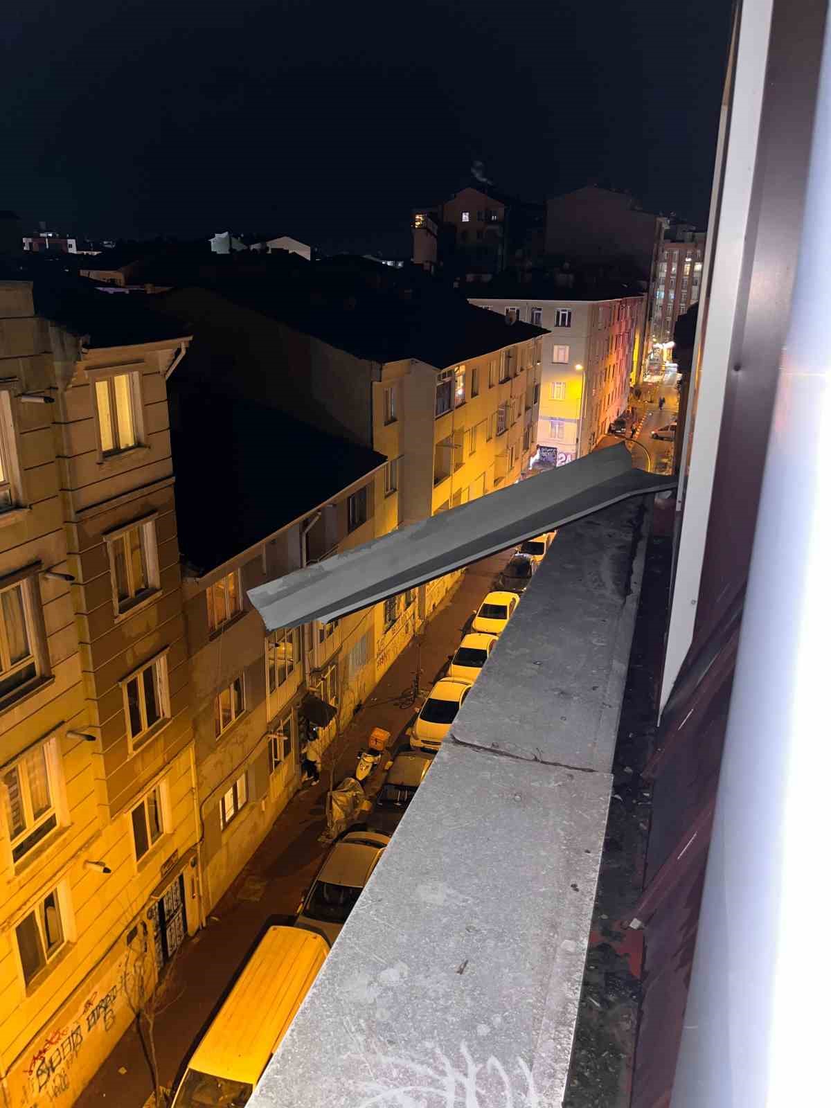 Binadan sarkan metal par&ccedil;a i&ccedil;in itfaiyeden gece operasyonu
