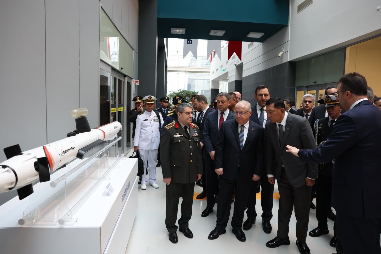 Milli Savunma Bakanı G&uuml;ler ve Endonezyalı mevkidaşı Sjamsoeddin ile ASELSAN&rsquo;a ziyaret
