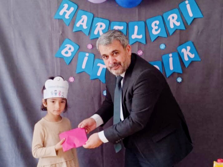 Minik &ouml;ğrencilerin harfleri bitirme sevinci
