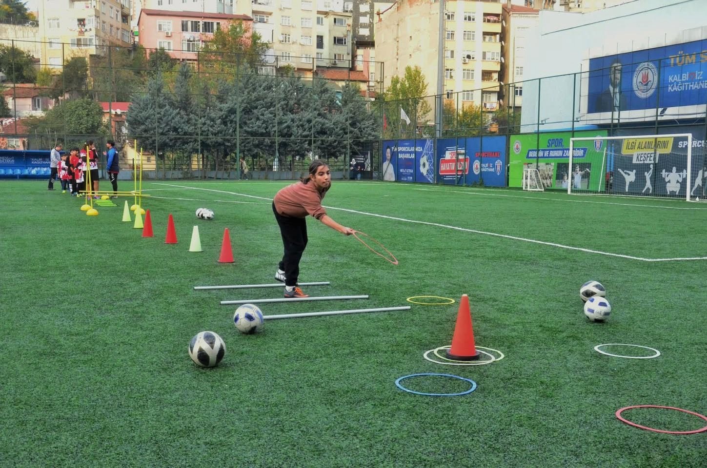 Kış spor okullarında futbol antrenmanları t&uuml;m hızıyla s&uuml;r&uuml;yor
