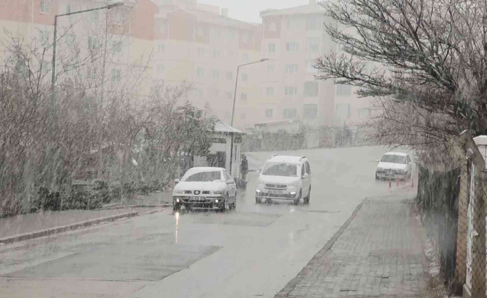 Aksaray’da kar yağışı etkili oluyor