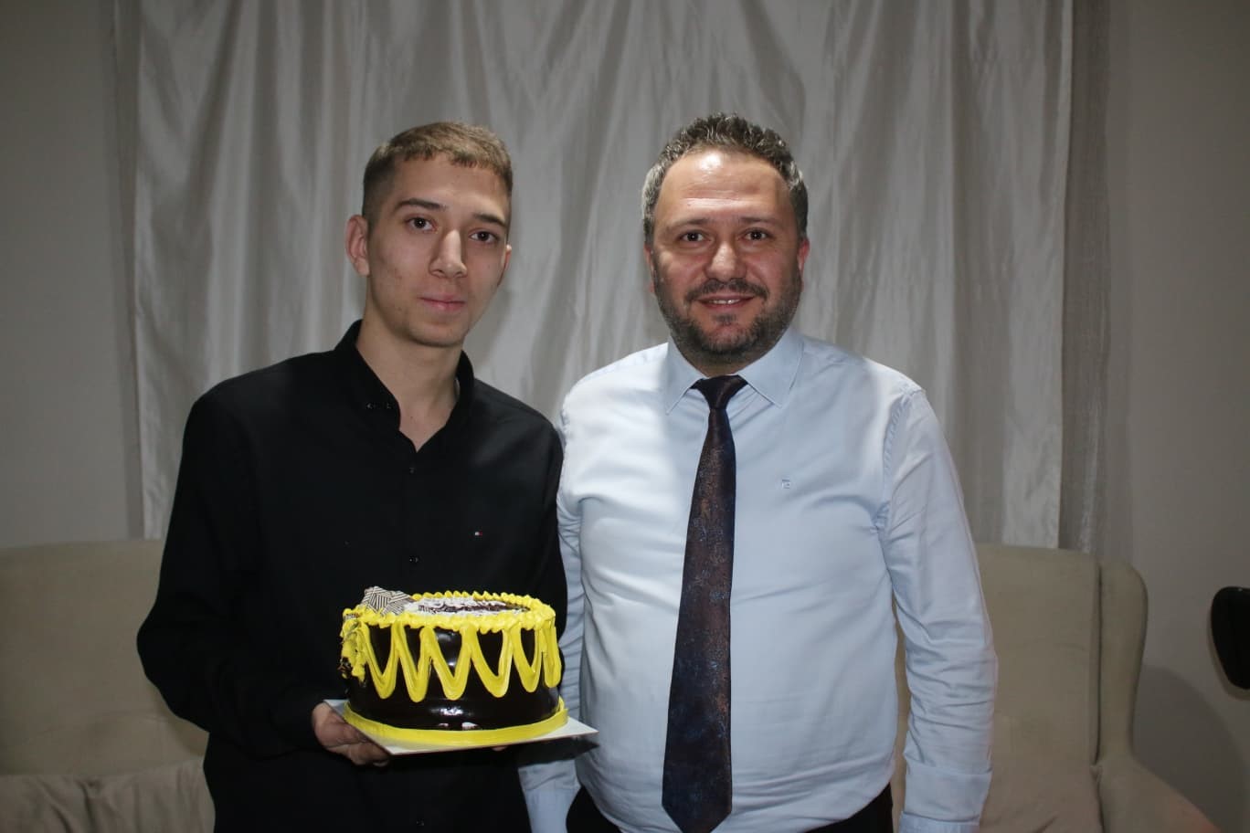 Sevgi Evlerinden ayrılan gence doğum g&uuml;n&uuml; s&uuml;rprizi
