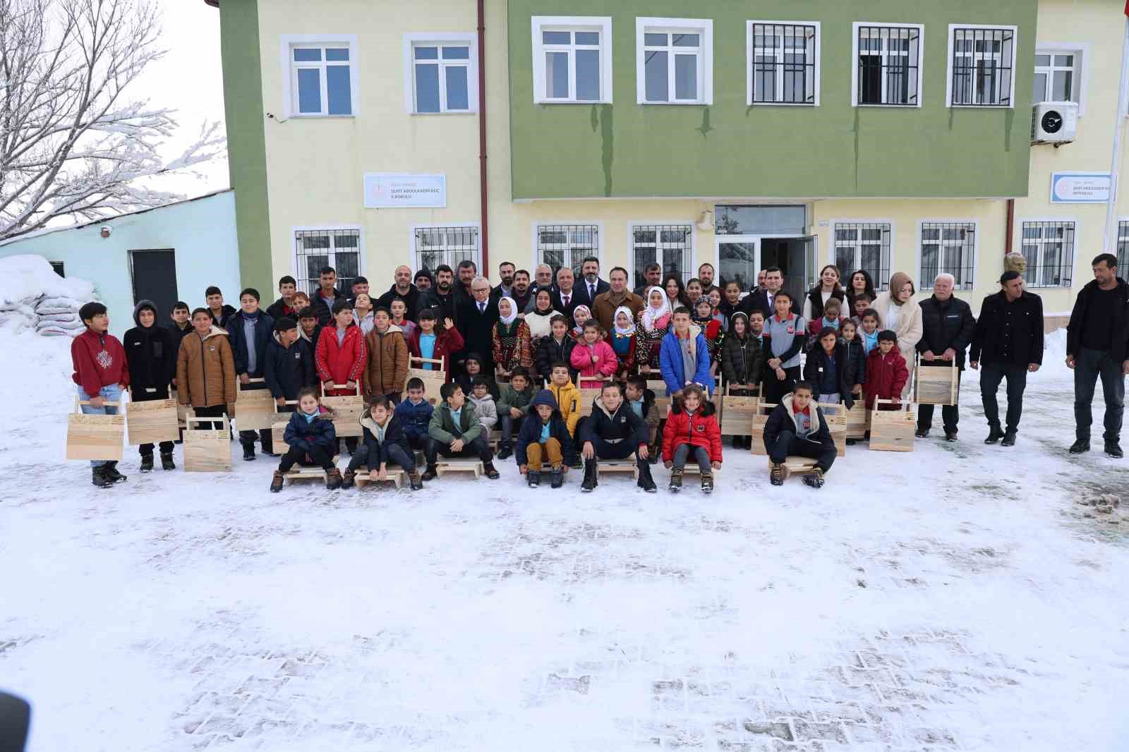 Poşet ve leğenle kayıyorlardı, kızak hediyesi t&uuml;rk&uuml; yaktırdı
