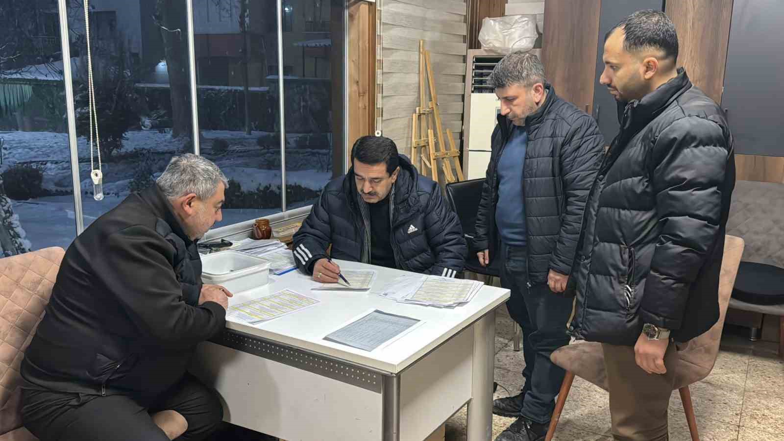 Başkan Taşkın, karla m&uuml;cadele &ccedil;alışmalarını sahada inceledi
