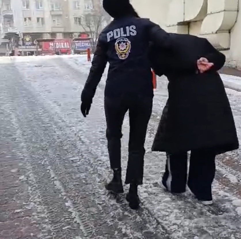 Birlikte oldukları iş adamlarının g&ouml;r&uuml;nt&uuml;lerini kaydederek şantaj yapan &ccedil;ete &ccedil;&ouml;kertildi 