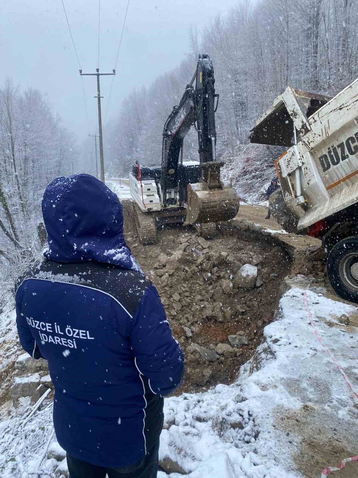 Heyelan nedeniyle kapanan yol onarıldı