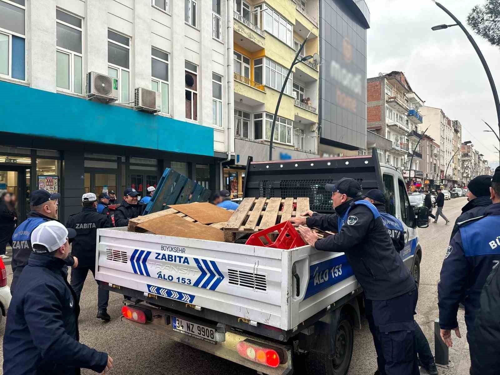 Ordu&rsquo;da kaldırımı işgal eden malzemeler toplandı

