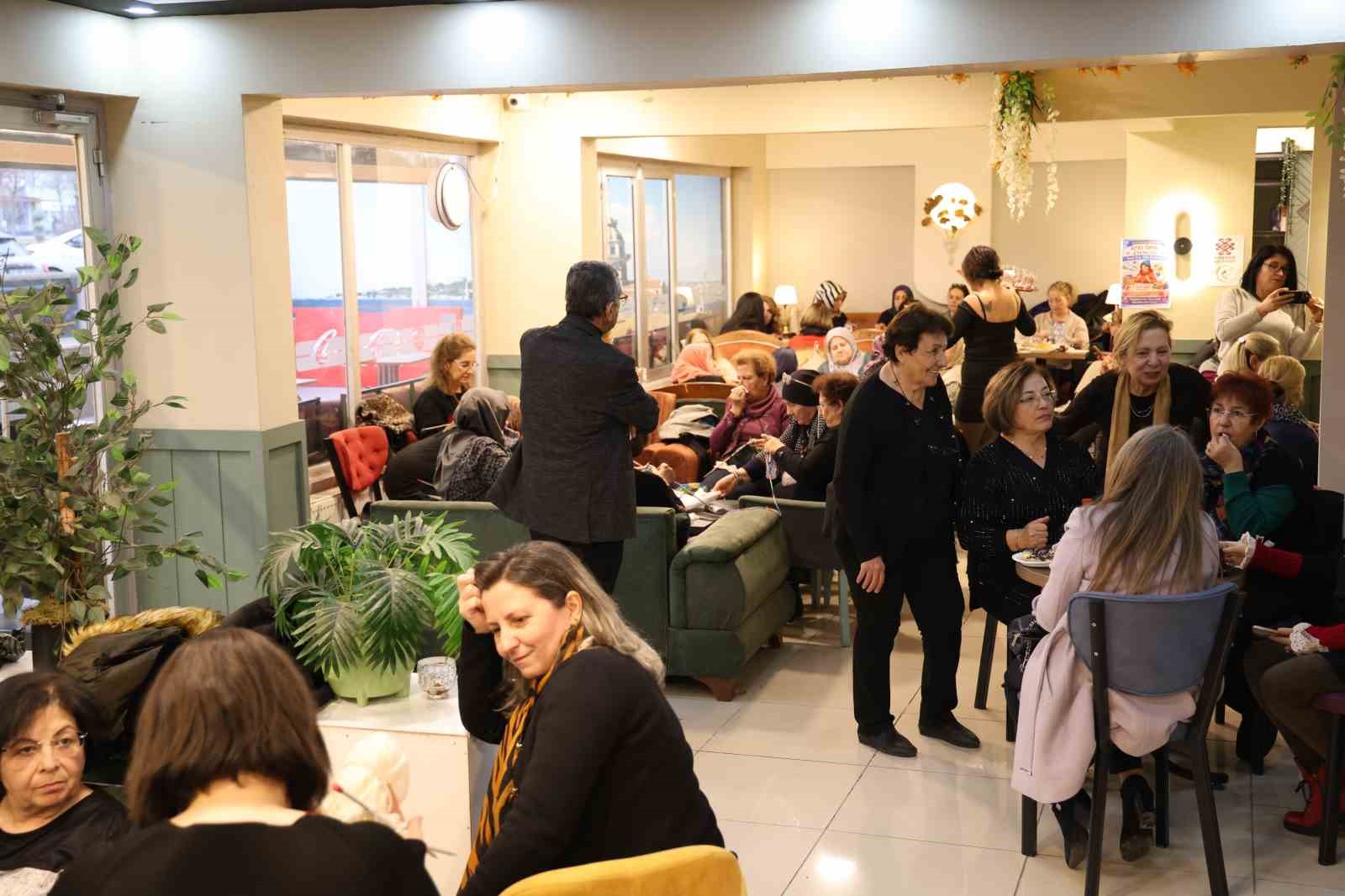 Kırşehir&rsquo;de kadınlardan ihtiya&ccedil; sahibi &ccedil;ocuklara karne hediyesi
