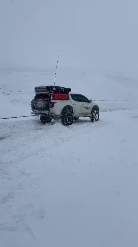 Yolda mahsur kalan s&uuml;r&uuml;c&uuml;n&uuml;n yardımına Off-Road ekibi yetişti
