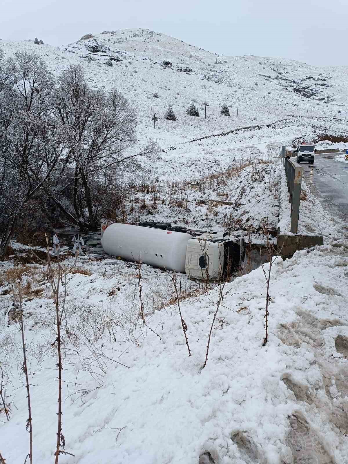 Gümüşhane’de LPG yüklü tanker dere yatağına devrildi: 1 yaralı