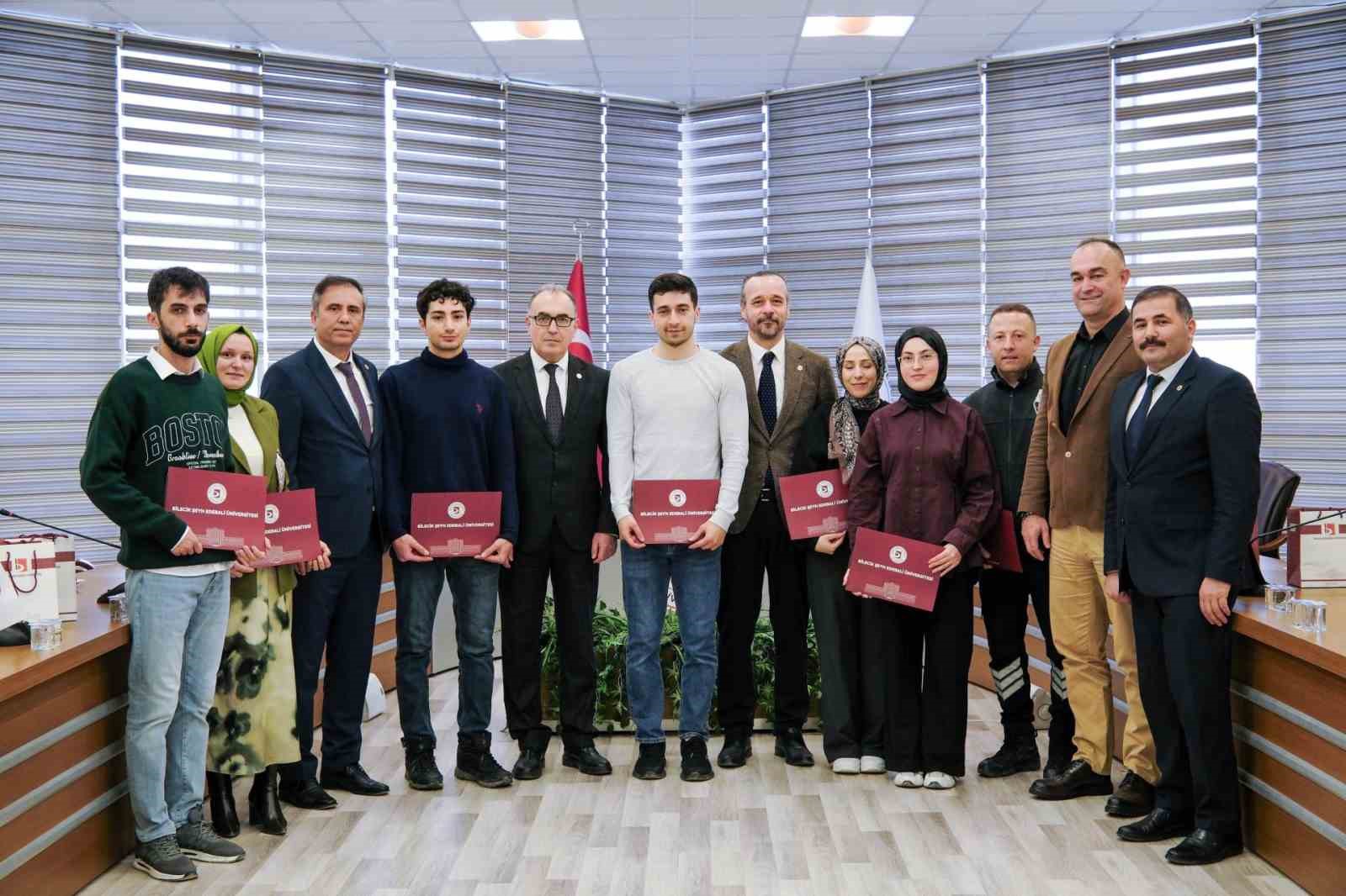 BŞE&Uuml;&rsquo;de satran&ccedil; etkinliğinde başarı g&ouml;sterenler &ouml;d&uuml;llendirildi
