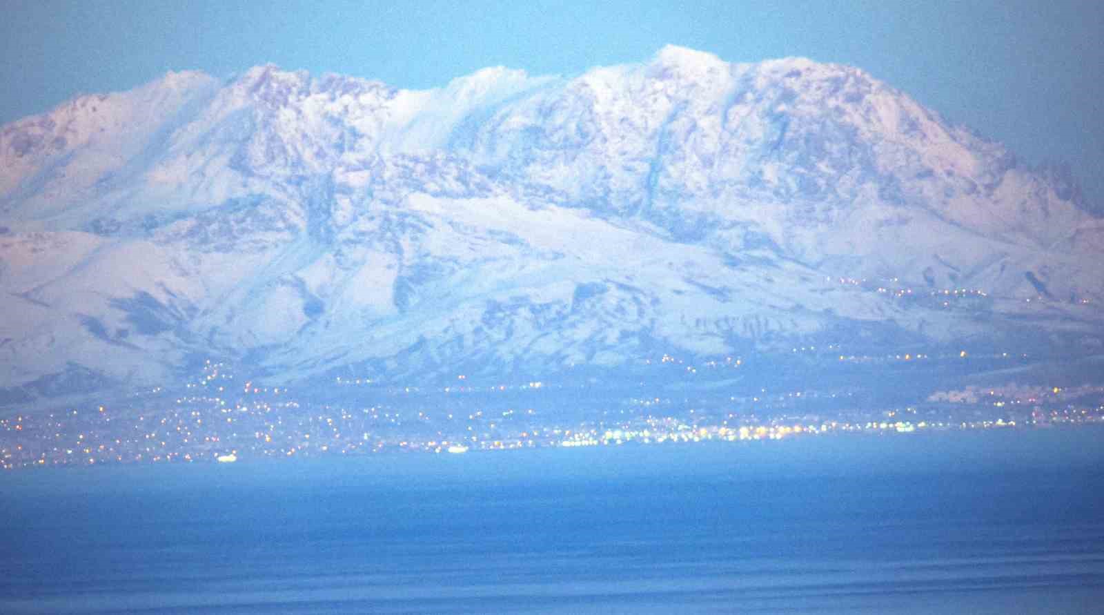 Teleskopik lensle Bitlis’ten Van’ı görüntüledi