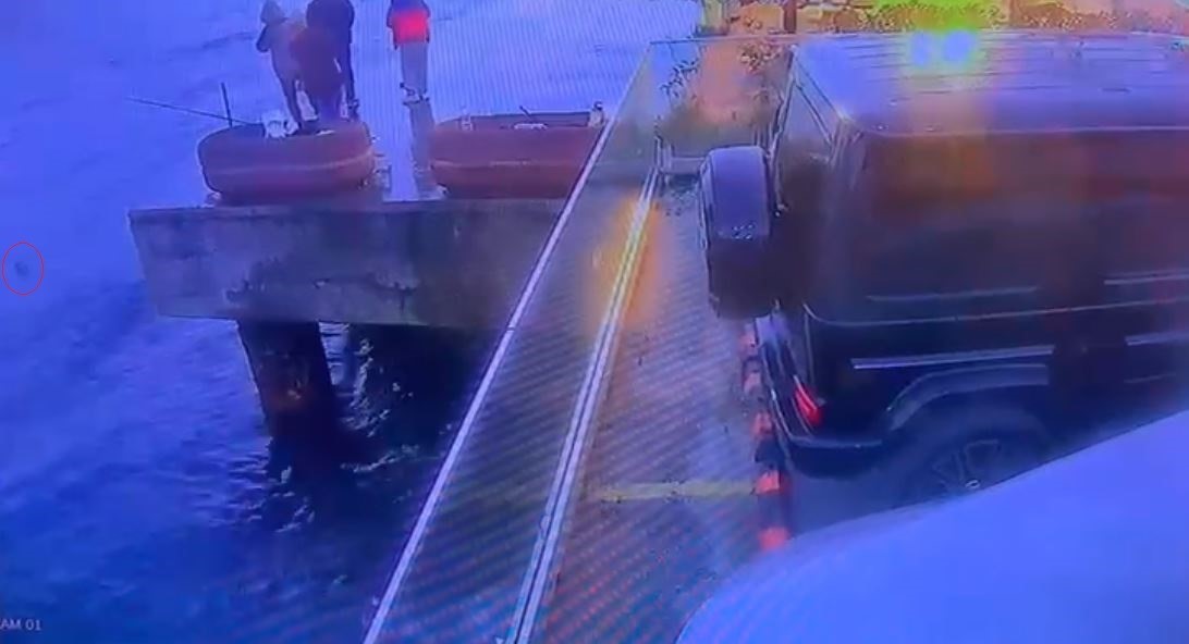 Sarıyer&rsquo;de hayatını kaybeden motosikletli gencin denize d&uuml;şt&uuml;ğ&uuml; anlar kamerada
