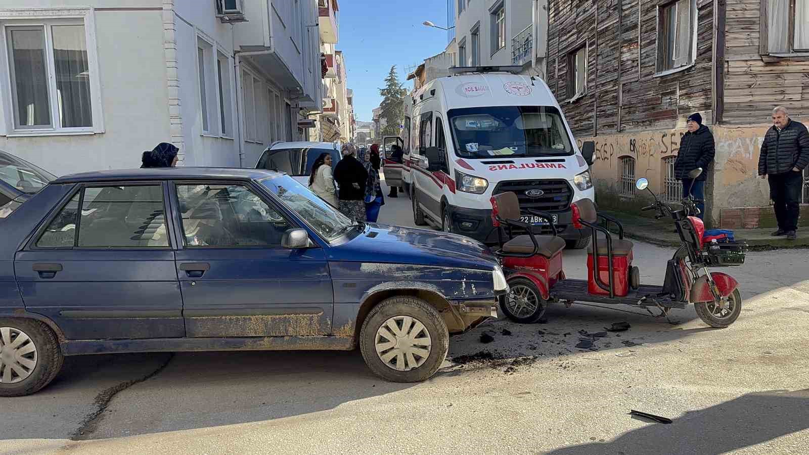 Otomobil ile &ccedil;arpışan motosiklette kadın s&uuml;r&uuml;c&uuml; ile yanındaki 2 &ccedil;ocuk yaralandı
