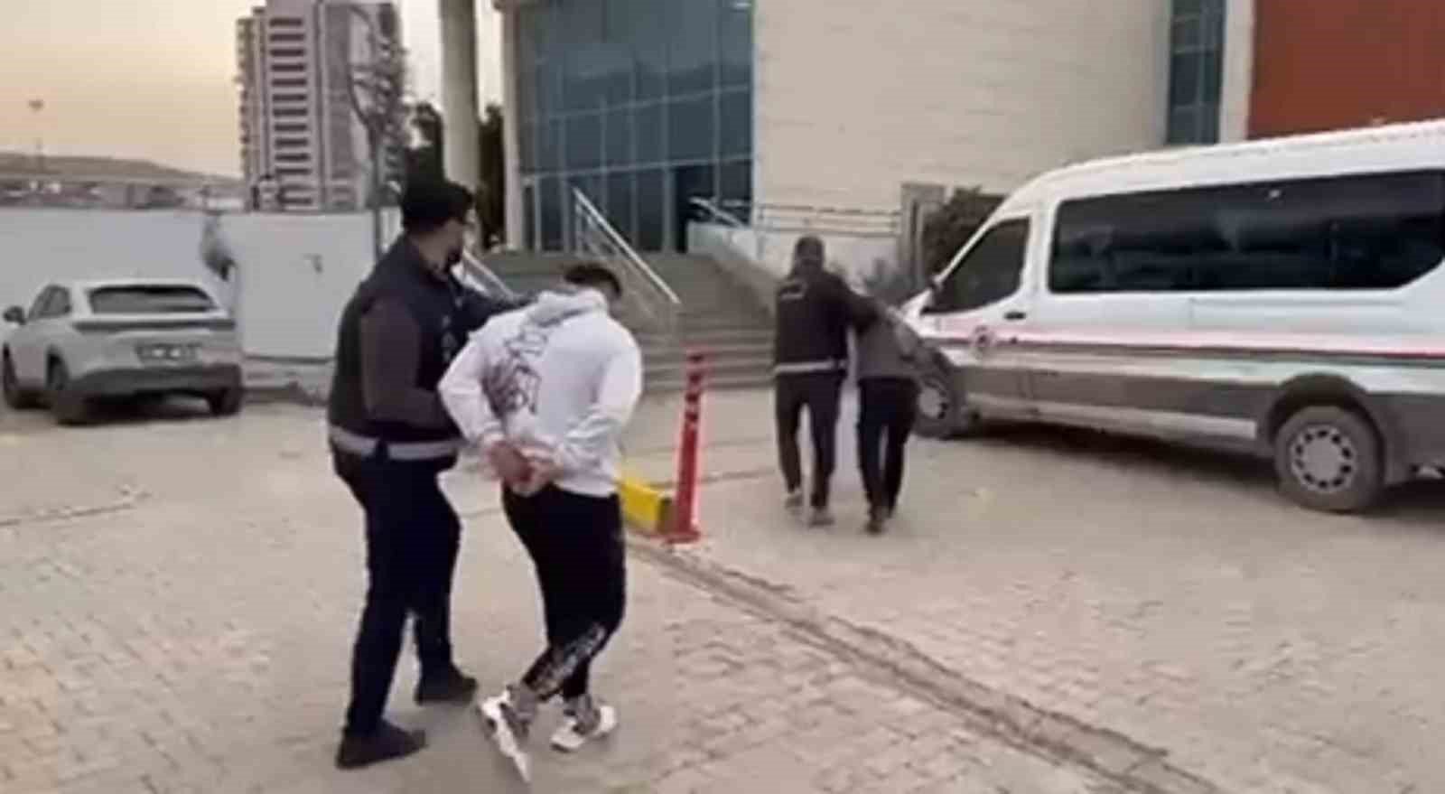 İskenderun’da hapis cezası ile aranan 2 kişi tutuklandı