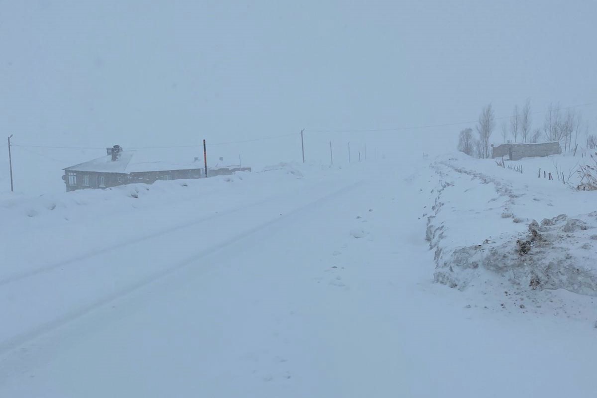 Van-&Ccedil;atak kara yolu yeniden ulaşıma kapatıldı
