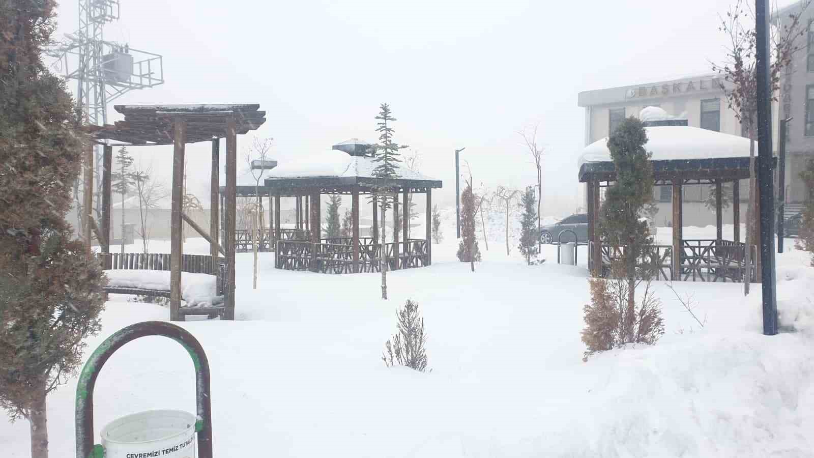 Başkale’de kar yağışı başladı