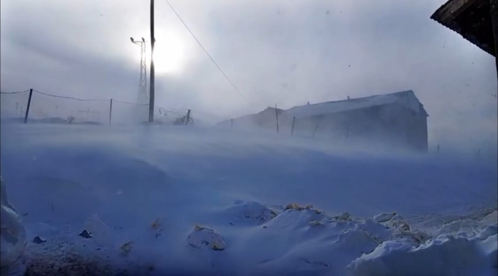 Başkale&rsquo;de kar yağışı başladı
