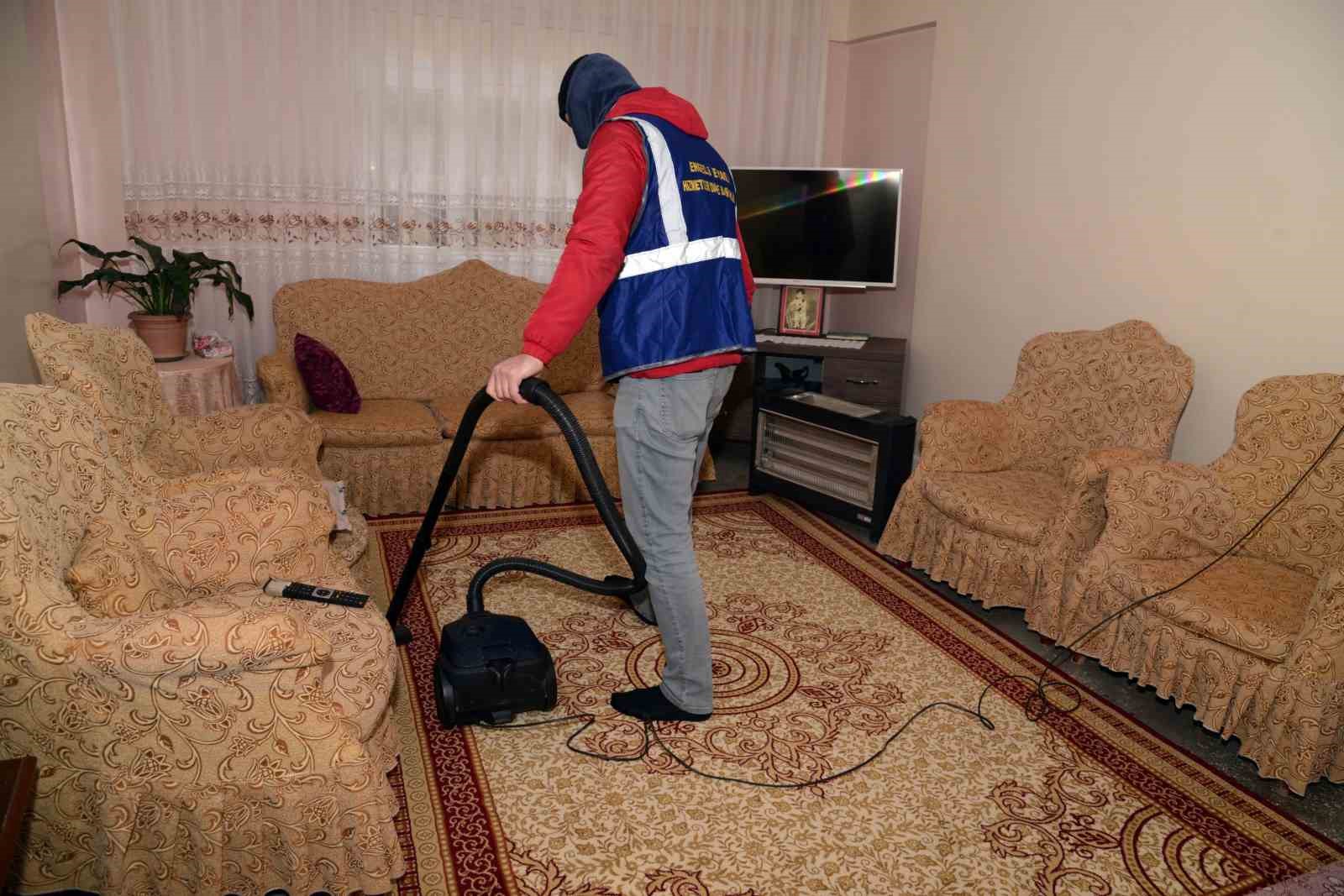 Yaşı ilerlemiş vatandaşlara evde bakım desteği s&uuml;r&uuml;yor
