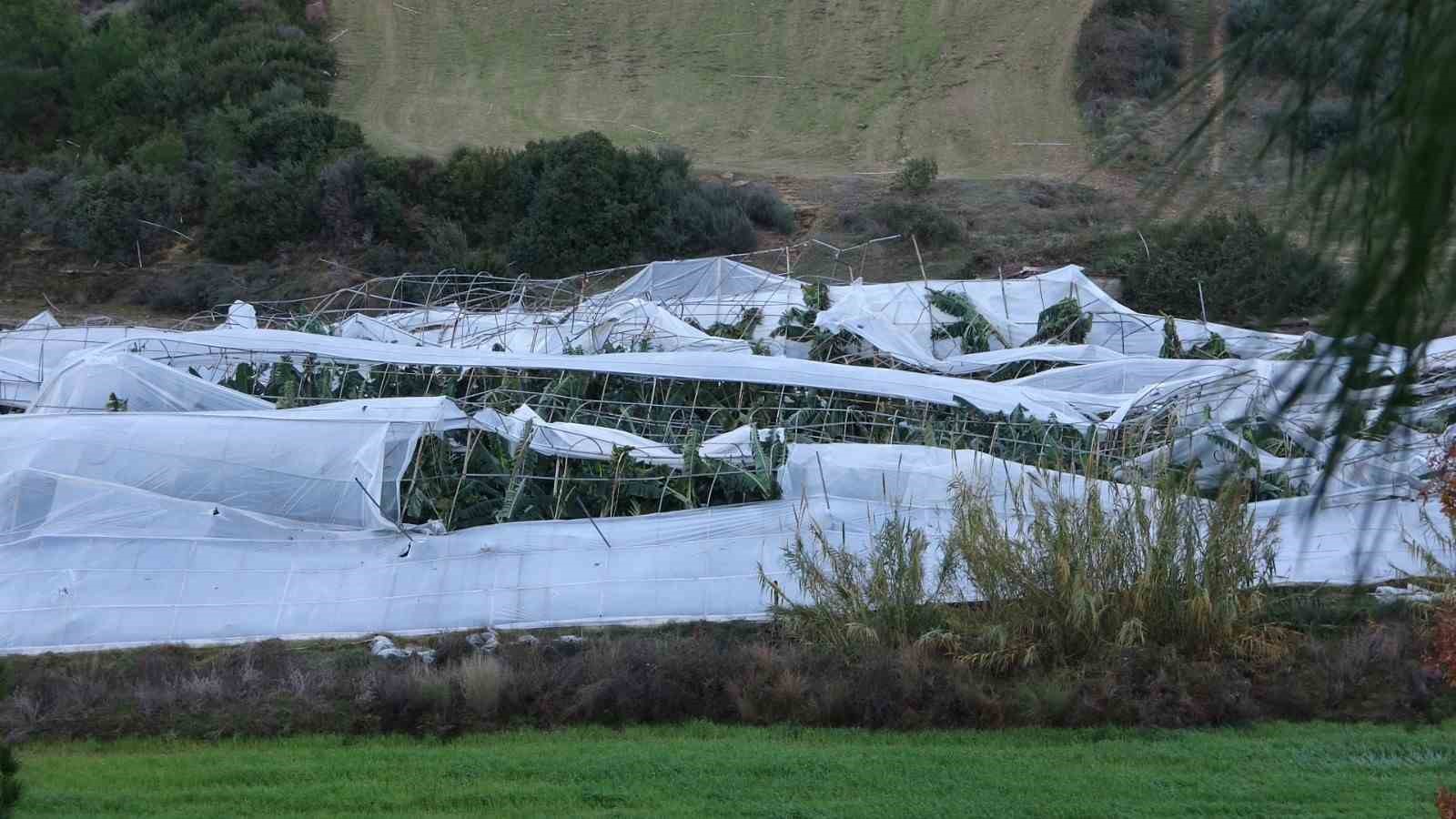 Antalya&rsquo;daki hortum anı kamerada: Konteynerler savruldu, ara&ccedil; gitmekte zorlandı
