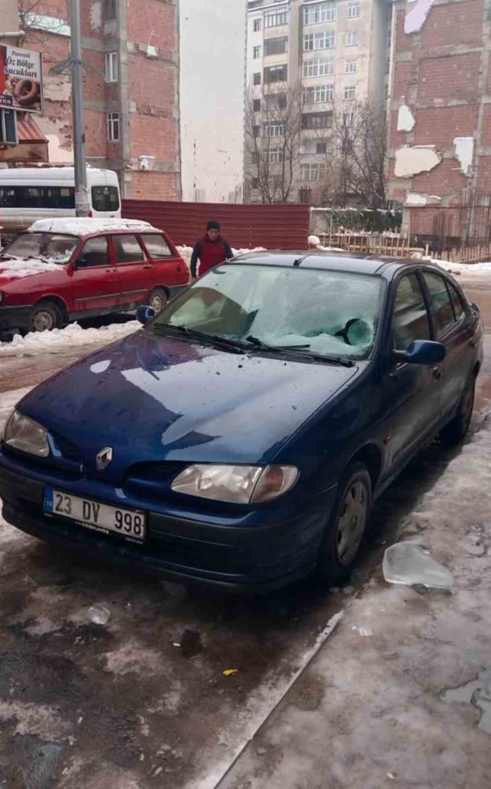 Üzerine buz düşen aracın camı kırıldı