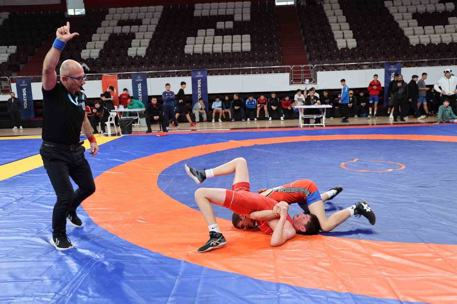 Gençler Güreş Müsabakaları Elazığ’da sürüyor