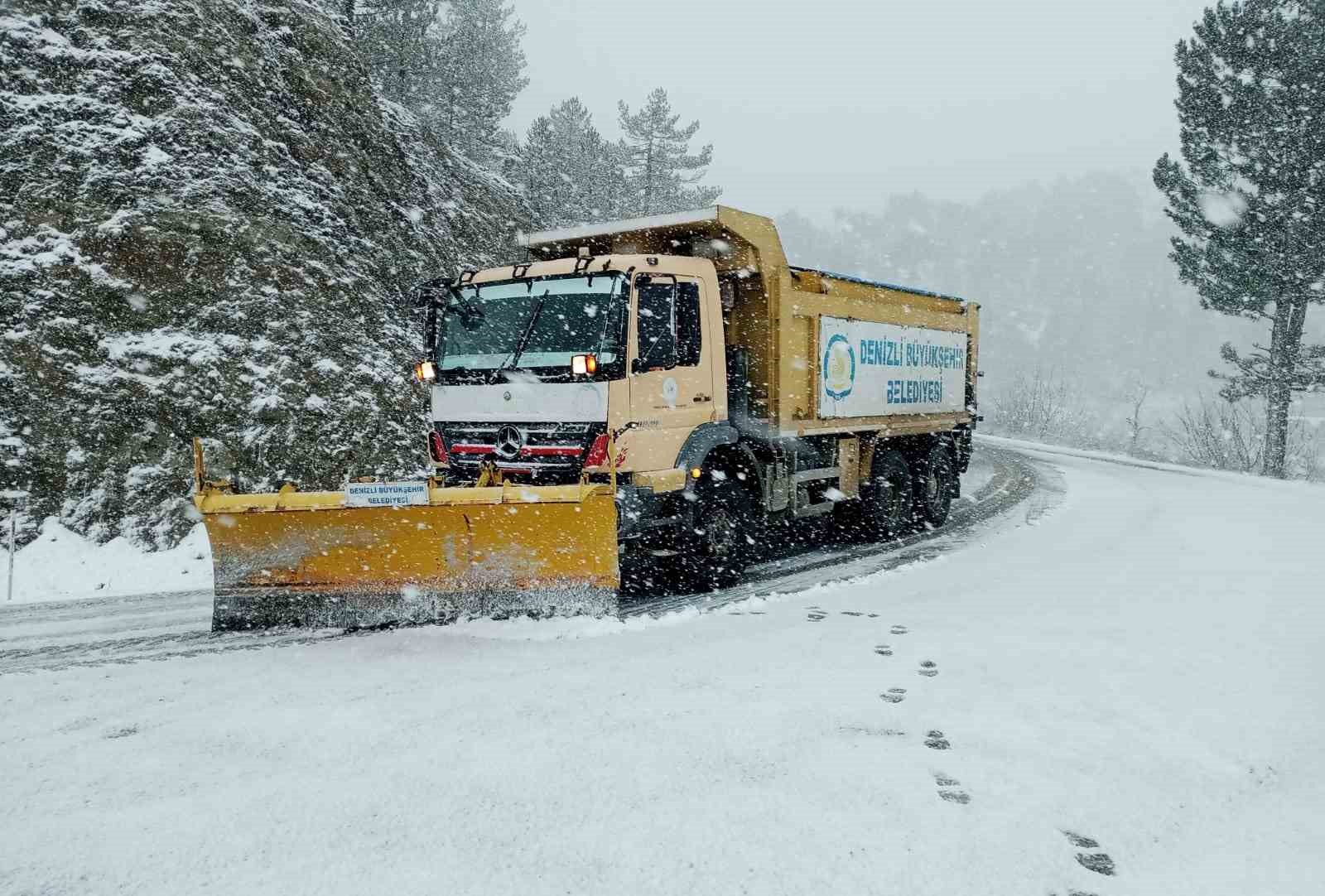 Denizli’de karla mücadele sürüyor