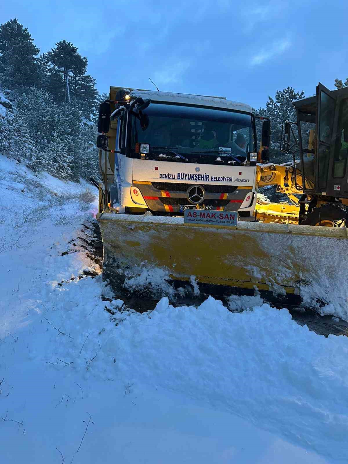 Denizli&rsquo;de karla m&uuml;cadele s&uuml;r&uuml;yor
