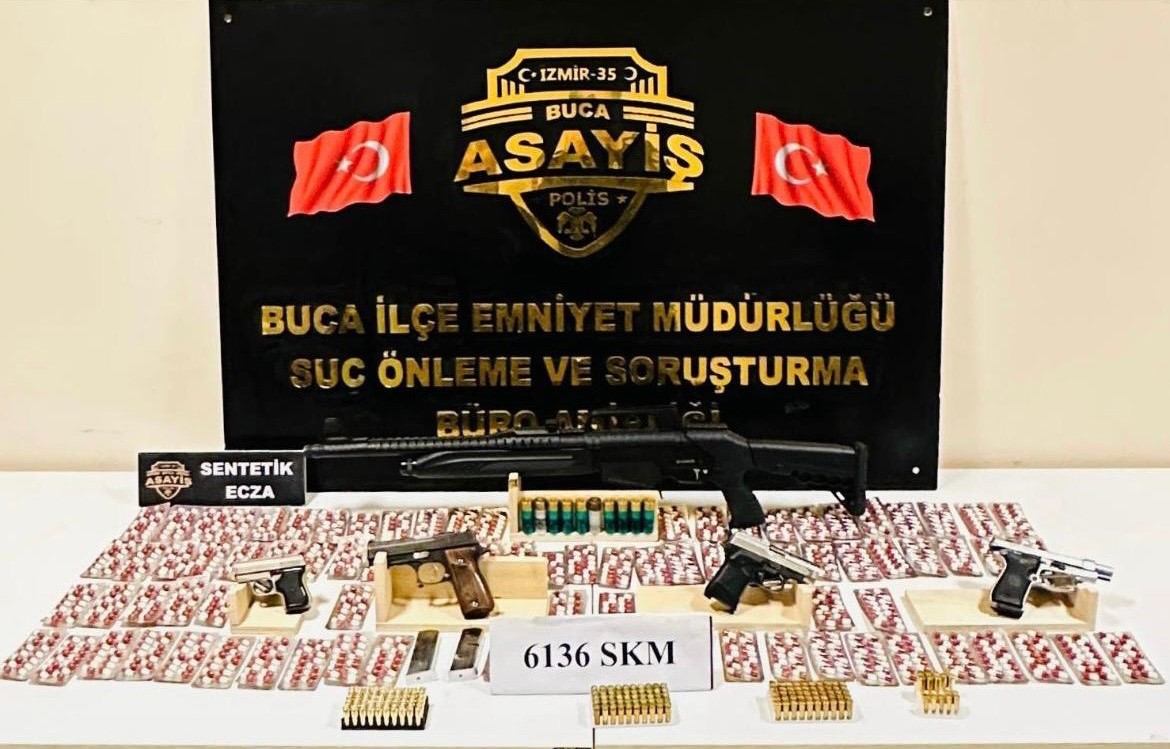 Buca&rsquo;da uyuşturucu ve ka&ccedil;ak&ccedil;ılık operasyonu: 3 g&ouml;zaltı
