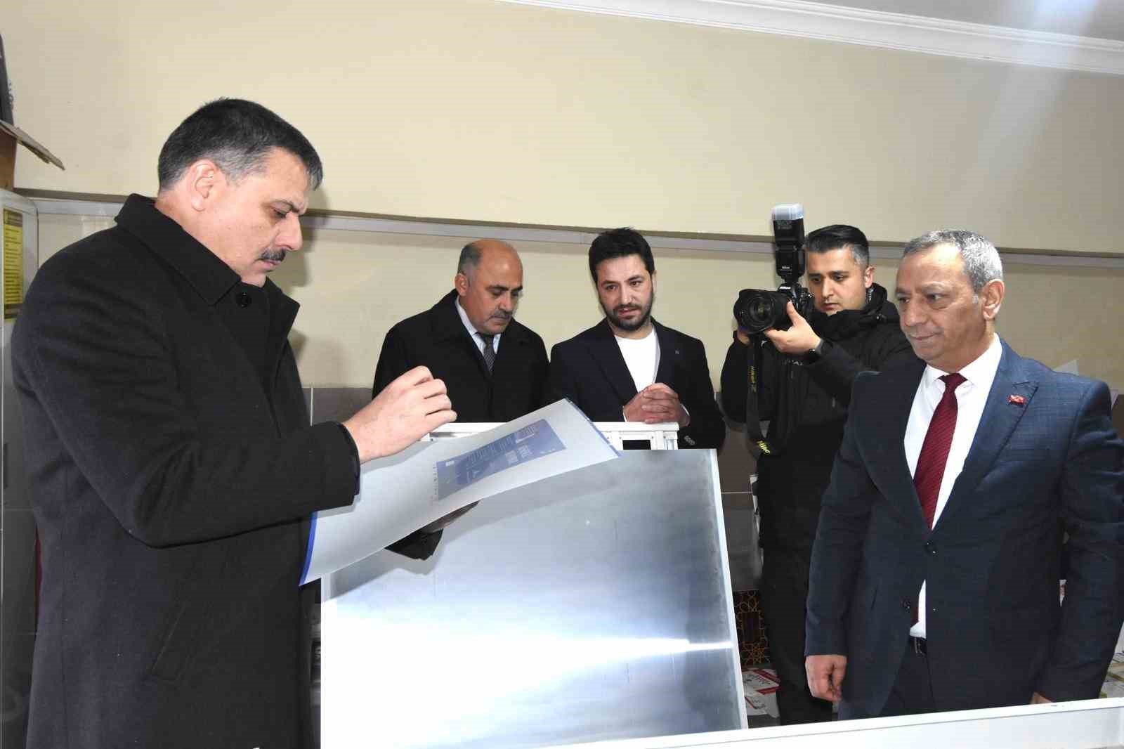 Vali &Ccedil;ift&ccedil;i, 42&rsquo;nci kuruluş yılında Zafer Ofset baskı tesislerini gezdi
